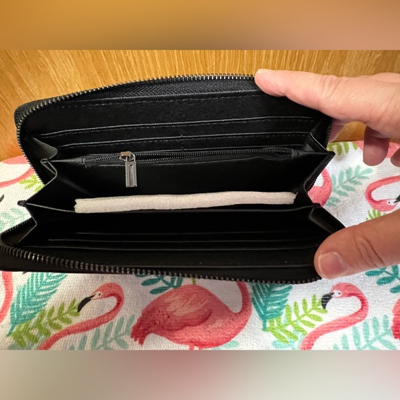 NWOT Wallet - Picture 3 of 3